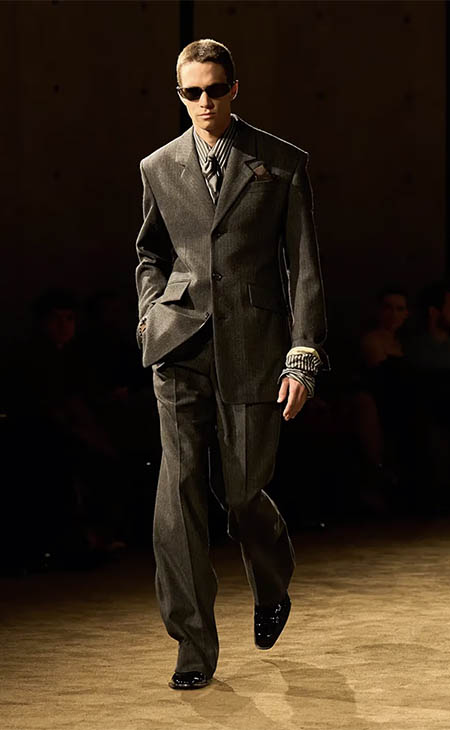 أسبوع باريس للموضة: الانتقال السلس بين ليل خاص ويوم عملي في مجموعة سان لوران